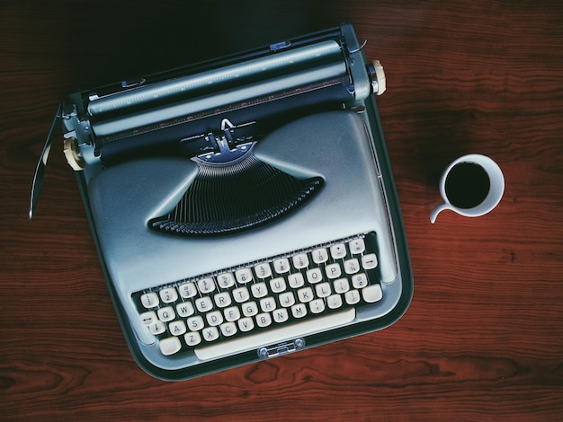 Immédiatement au-dessus de la machine à écrire par une tasse de café sur une table en bois