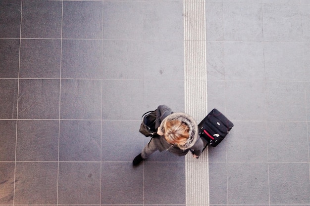 Immédiatement au-dessus de la personne qui marche sur la passerelle