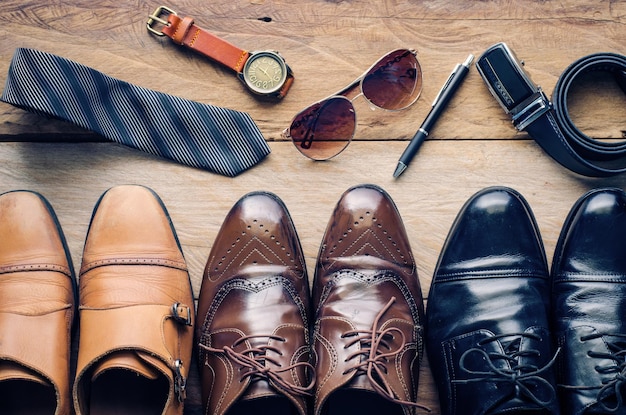 Immédiatement au-dessus de la photo des accessoires personnels sur la table