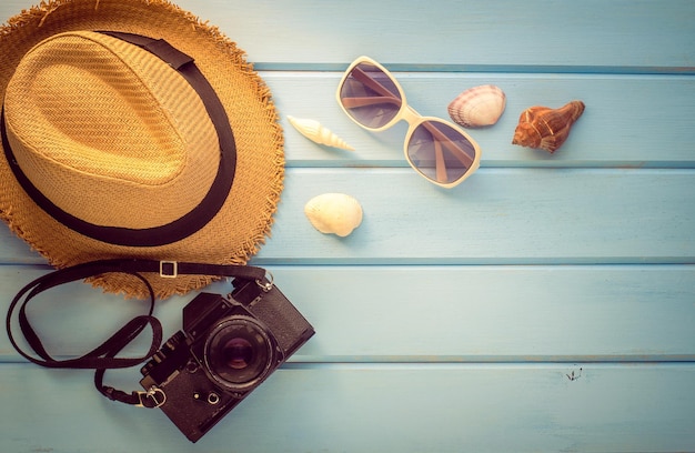 Immédiatement au-dessus de la photo des accessoires personnels sur la table