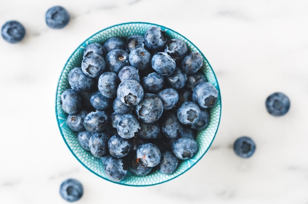 Immédiatement au-dessus de la photo des baies bleues dans le bol