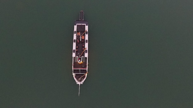 Immédiatement au-dessus de la photo d'un bateau en mer