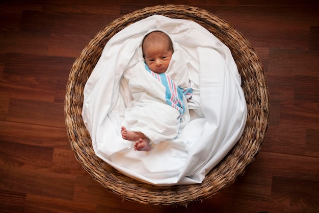 Immédiatement au-dessus de la photo d'un bébé qui dort dans un panier