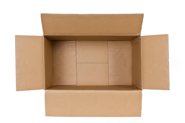 Immédiatement au-dessus de la photo d'une boîte en carton vide sur fond blanc