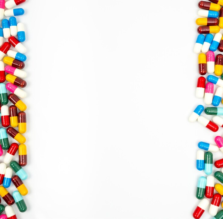 Photo immédiatement au-dessus de la photo de capsules multicolores sur fond blanc