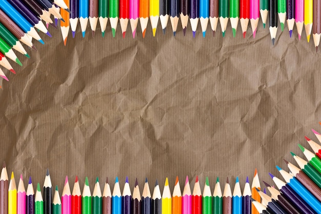 Immédiatement au-dessus de la photo de crayons de couleur sur du papier brun