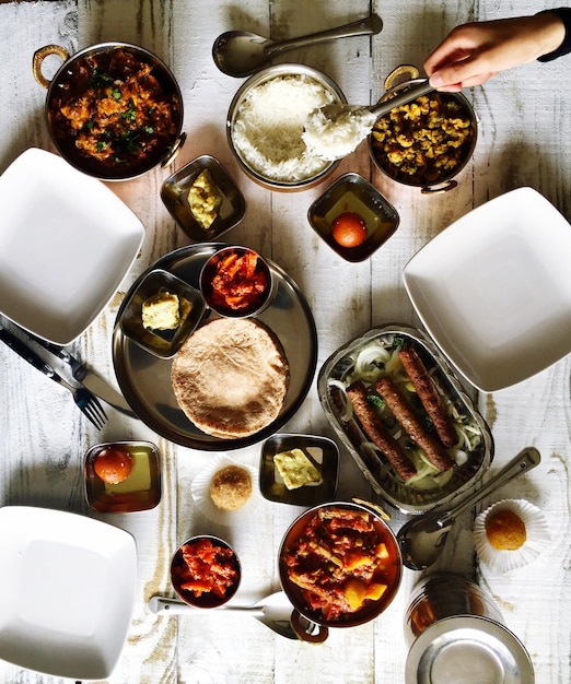 Immédiatement au-dessus de la photo de divers aliments sur la table