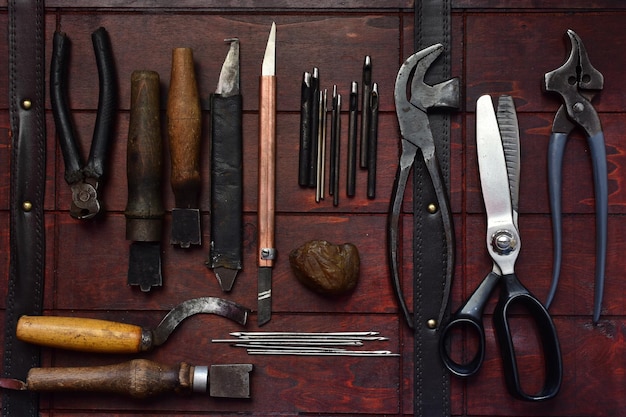 Immédiatement au-dessus de la photo de divers outils sur la table