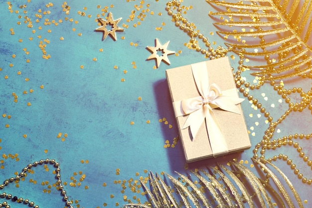 Immédiatement au-dessus de la photo du cadeau de Noël sur fond bleu