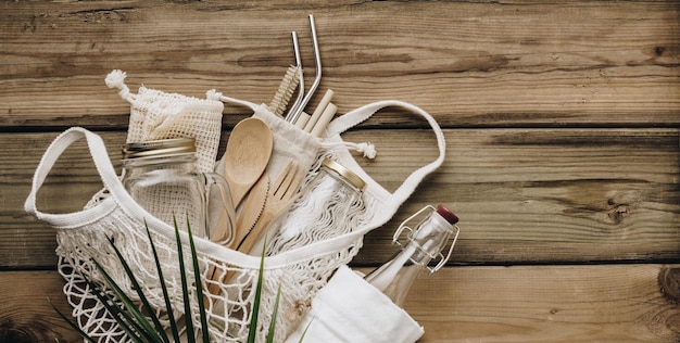 Photo immédiatement au-dessus de la photo du sac avec le récipient et les ustensiles à manger sur la table