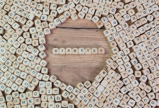 Photo immédiatement au-dessus de la photo du texte sur le diabète au milieu de cubes de bois