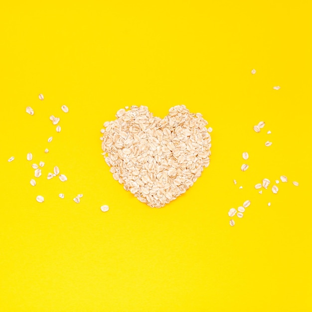 Immédiatement au-dessus, une photo en forme de cœur sur fond jaune