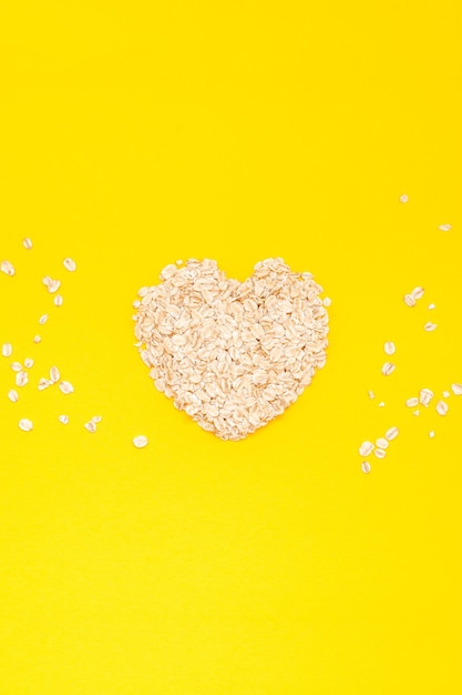 Immédiatement au-dessus, une photo en forme de cœur sur fond jaune