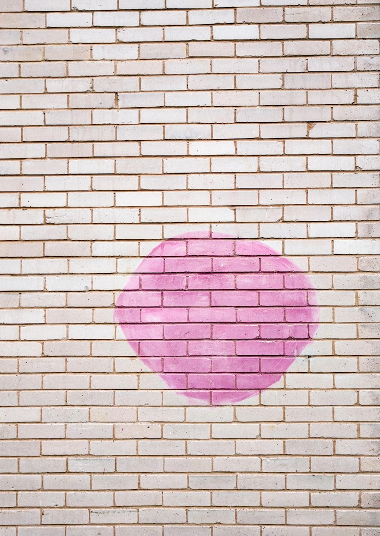 Photo immédiatement au-dessus de la photo de forme ronde sur le mur de brique