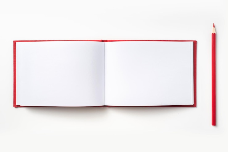Photo immédiatement au-dessus de la photo d'un livre et d'un crayon de couleur sur fond blanc