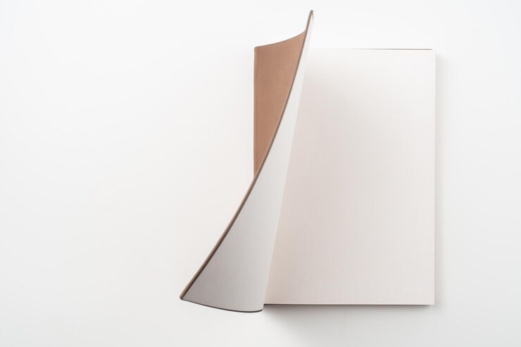 Photo immédiatement au-dessus de la photo d'un livre ouvert sur fond blanc