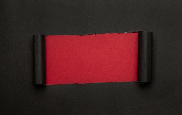 Immédiatement au-dessus de la photo d'un livre ouvert sur la table contre le mur