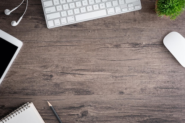 Immédiatement au-dessus de la photo des objets sur la table