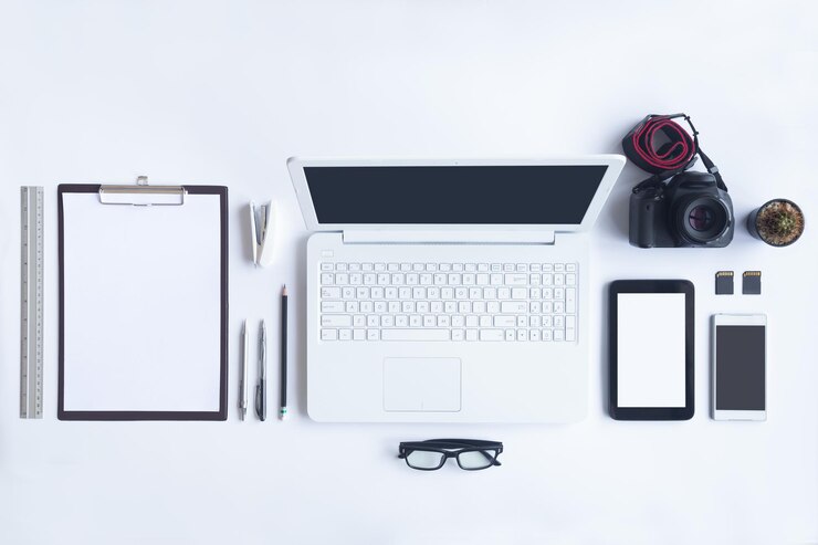 Photo immédiatement au-dessus de la photo de l'ordinateur portable et de divers objets sur fond blanc
