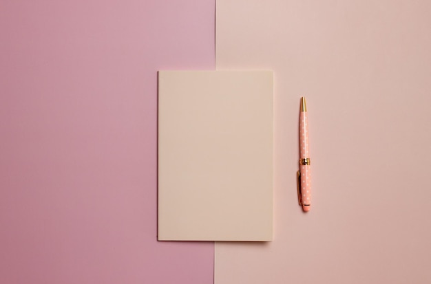 Immédiatement au-dessus de la photo de papier blanc sur fond blanc