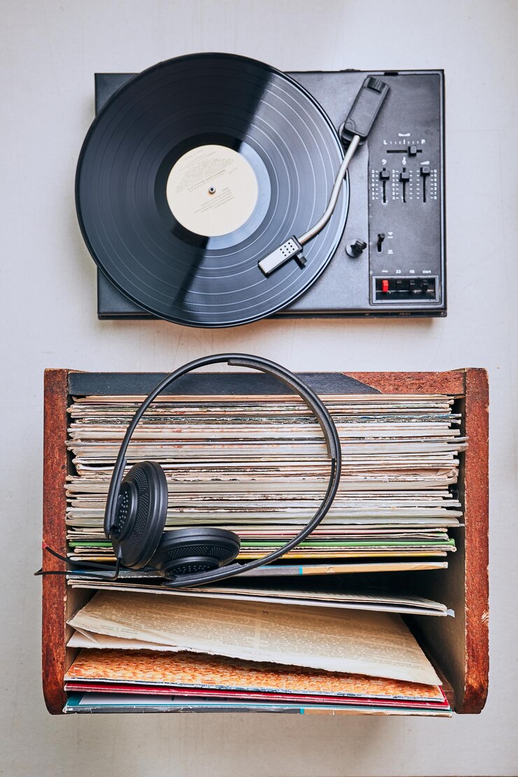 Photo immédiatement au-dessus de la plate-forme tournante avec des écouteurs et des disques dans la boîte sur la table