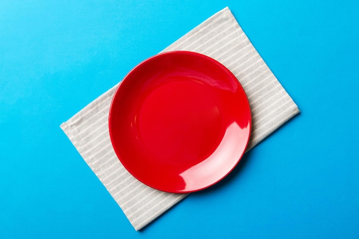Photo immédiatement au-dessus de la prise de vue d'une assiette vide sur fond bleu