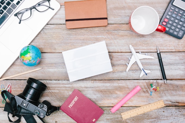 Immédiatement au-dessus de la prise de vue de divers objets sur une table en bois