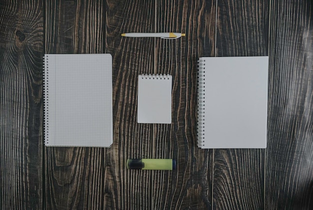 Photo immédiatement au-dessus de la prise de vue du bloc-notes en spirale avec stylo et stylo de pointe sur la table