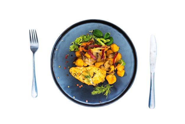 Photo immédiatement au-dessus de la prise de vue des légumes sur assiette sur fond blanc