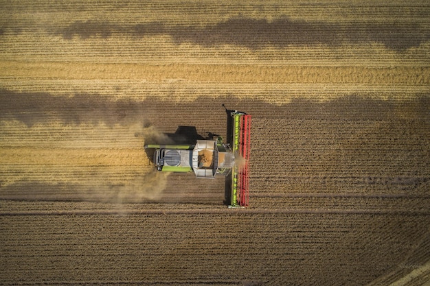 Immédiatement au-dessus de la prise de vue d'une moissonneuse-batteuse dans une ferme