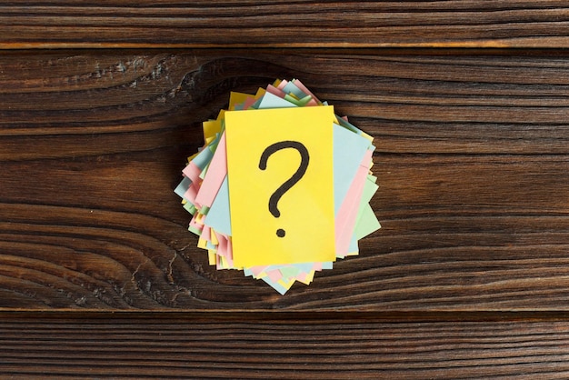 Immédiatement au-dessus de la prise de vue de notes adhésiques multicolores sur une table en bois