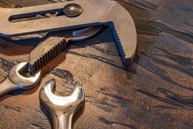 Photo immédiatement au-dessus de la prise de vue des outils de travail sur la table en bois