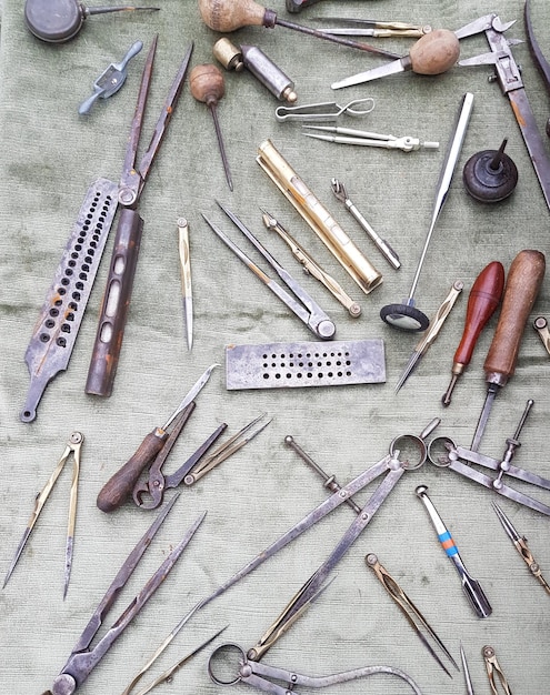 Immédiatement au-dessus de la prise de vue des outils de travail sur la table