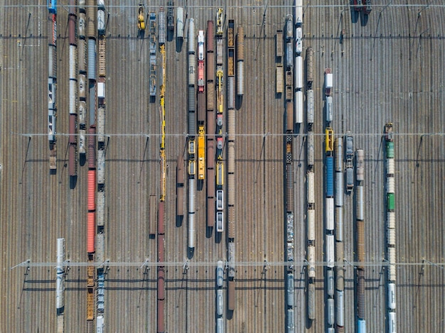 Immédiatement au-dessus de la prise de vue des trains dans la gare de manœuvre