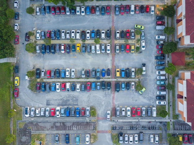 Immédiatement au-dessus de la prise de vue des voitures garées sur le parking