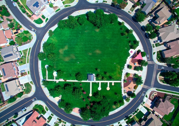 Immédiatement au-dessus de la route au milieu des maisons de la ville