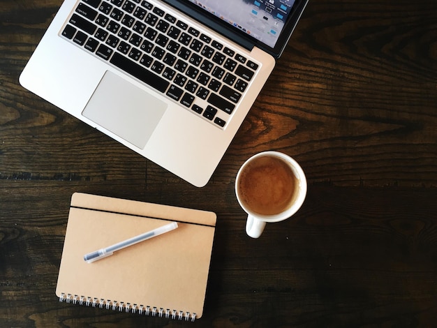 Immédiatement au-dessus de la tasse de café laissée par l'ordinateur portable et le journal sur la table