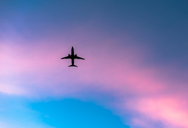 Immédiatement en dessous de la prise de vue de l'avion contre le ciel au coucher du soleil