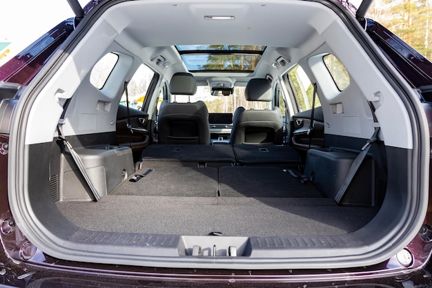 Photo un immense intérieur de voiture avec les sièges arrière rabattus grand coffre à bagages d'une voiture familiale