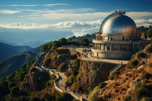 Immense observatoire astronomique contre le ciel bleu