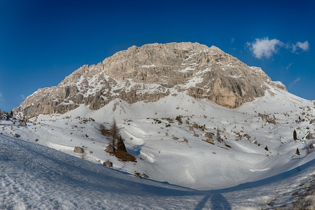 Immense panorama des Dolomites en hiver