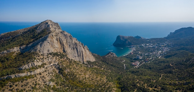 Immense récif de corail par la ville sur la baie de la mer Noire