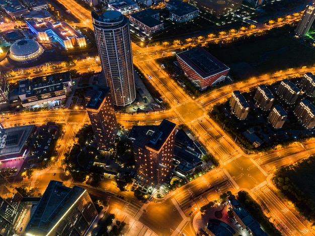 Immeuble d'affaires dans la nuit