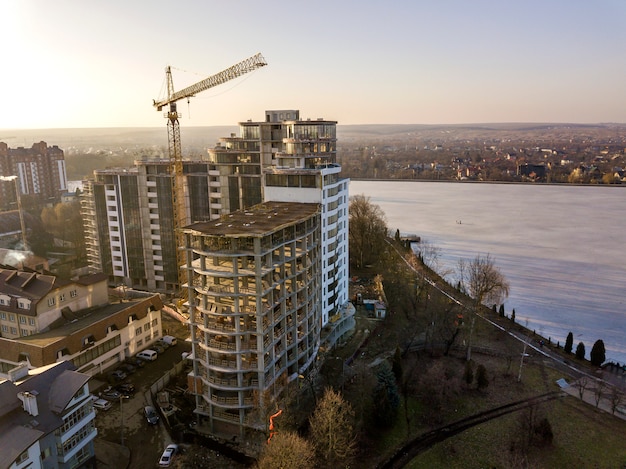 Immeuble d'appartements ou de bureaux en construction, vue de dessus.