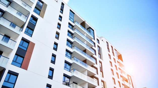 Un immeuble d'appartements moderne par une journée ensoleillée avec un ciel bleu.