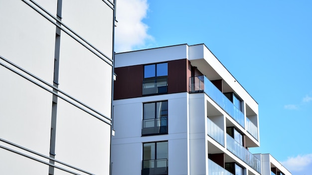 Un immeuble d'appartements moderne par une journée ensoleillée avec un ciel bleu.