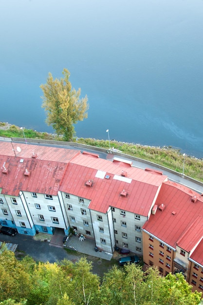 Immeuble au toit rouge au bord de la rivière