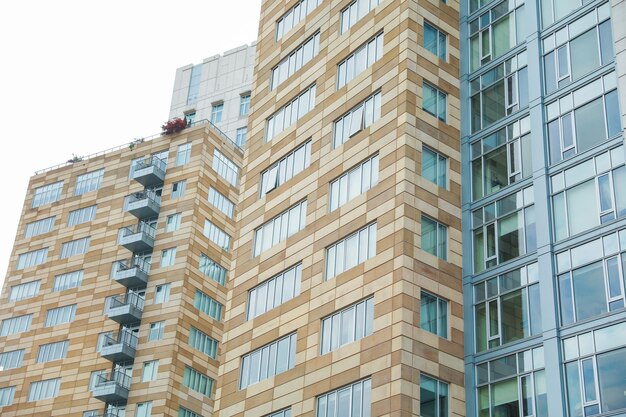 Un immeuble avec un balcon au sommet