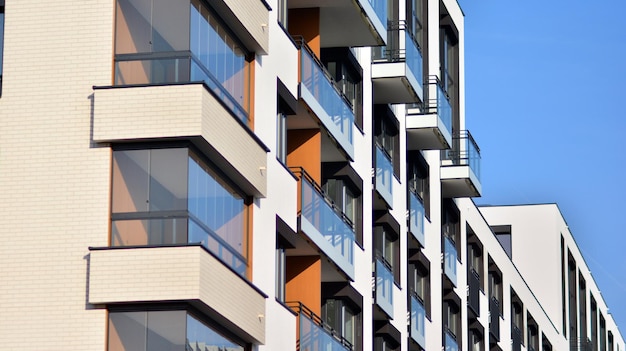 Un immeuble avec balcons et balcons