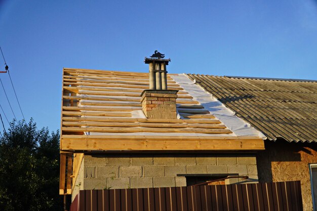 Immeuble en brique inachevé avec structure de toit en bois en construction